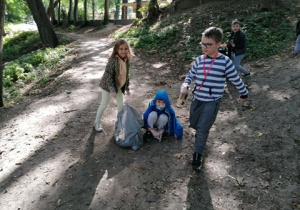 Dzieci podczas zbierania śmieci w Parku Solidarności